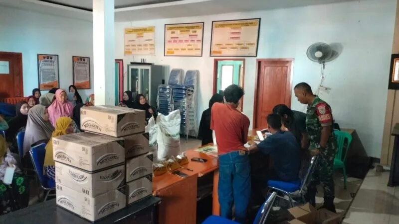 Babinsa Koramil 2213/Jampangkulon Dampingi Penyaluran Bantuan Beras Bulog di Desa Sekarsari