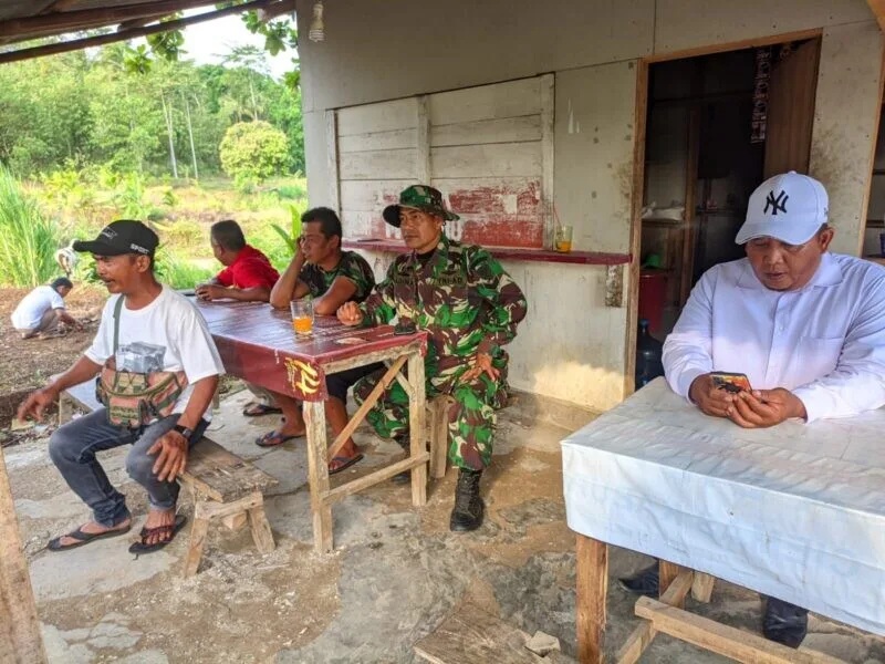 Babinsa Koramil 2215/Ciemas Laksanakan Komsos Bersama Tokoh Masyarakat Di Desa Ciemas