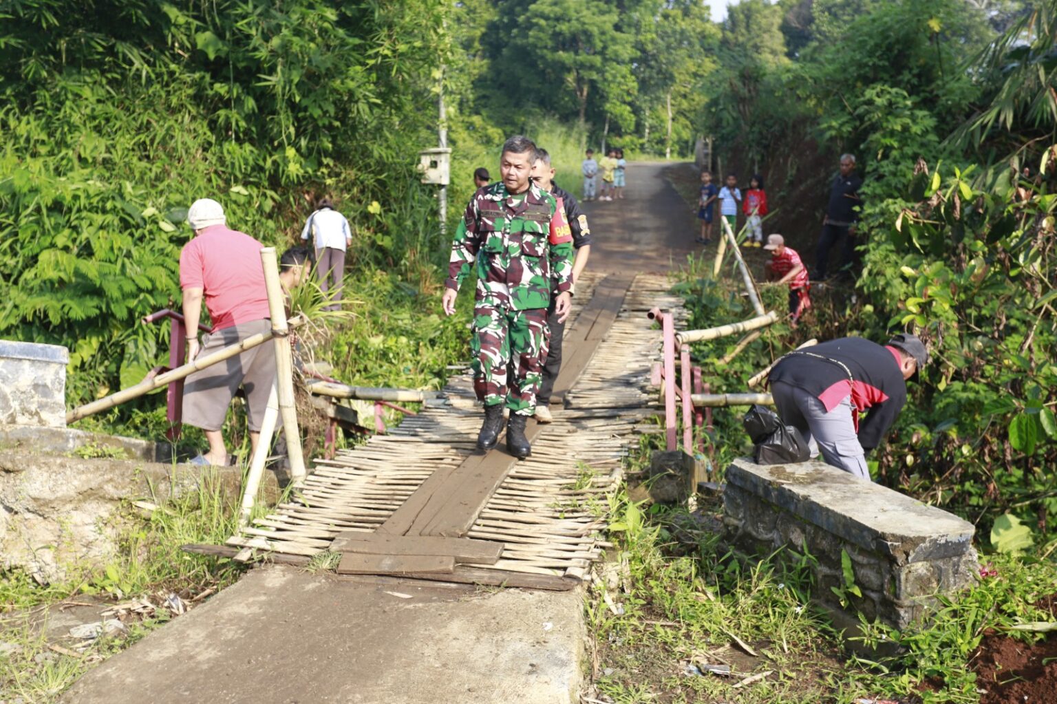 Jembatan Leles Segera Dibangun, Babinsa Koramil 0607-09/Cisaat Kawal Aspirasi Warga Hingga Terealisasi