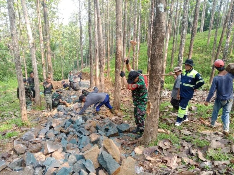 Karya Bakti TNI Kodim 0622/Kabupaten Sukabumi Percepat Pembangunan Akses Jalan Desa di Pasirsuren