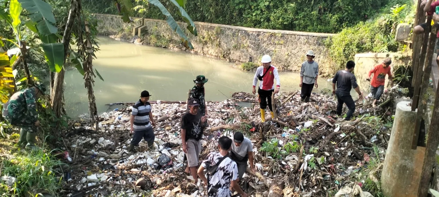 Babinsa Koramil 0607-08 Cikembar Bersama Warga Gelar Karya Bakti, Jembatan Sukasari Segera Dibangun