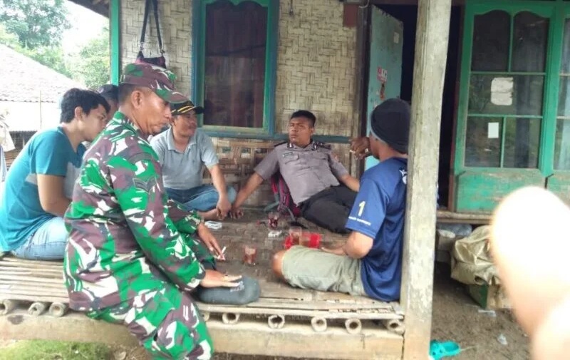 Babinsa Koramil 2212/Tegalbuleud Laksanakan Komsos Dengan Tokoh Masyarakat Di Desa Sumberjaya