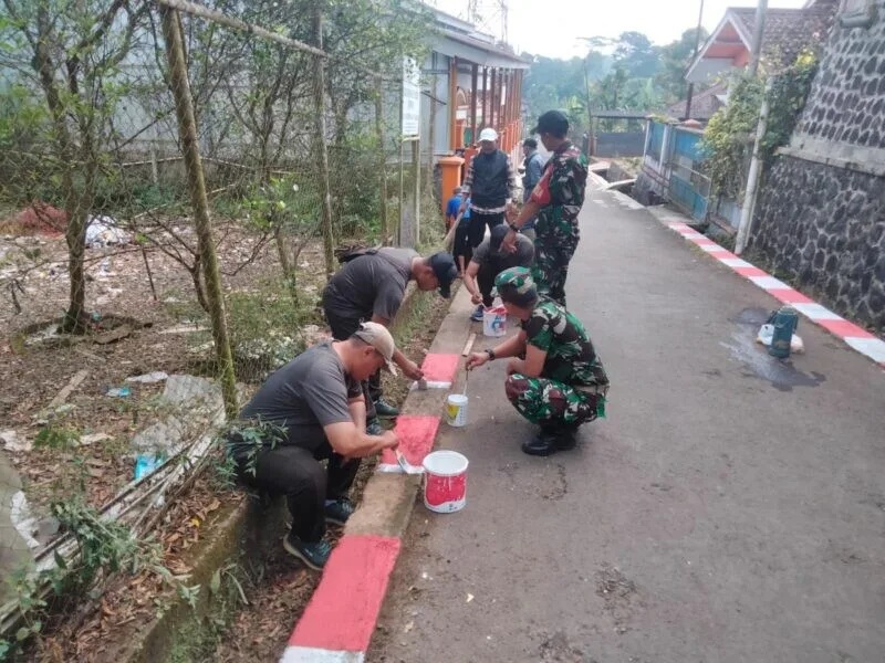 Babinsa Koramil 2208/Nyalindung Laksanakan Pengecatan Ban Bahu Jalan untuk Persiapan Kampung Pancasila