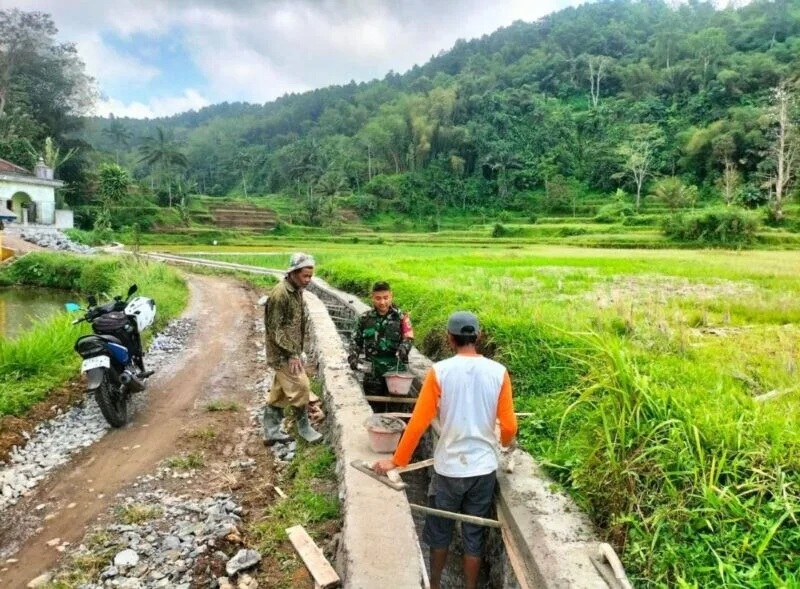 Babinsa Koramil 2211/Sagaranten Bersama Warga Laksanakan Karya Bakti Perbaikan Saluran Irigasi Di Desa Bojongtugu