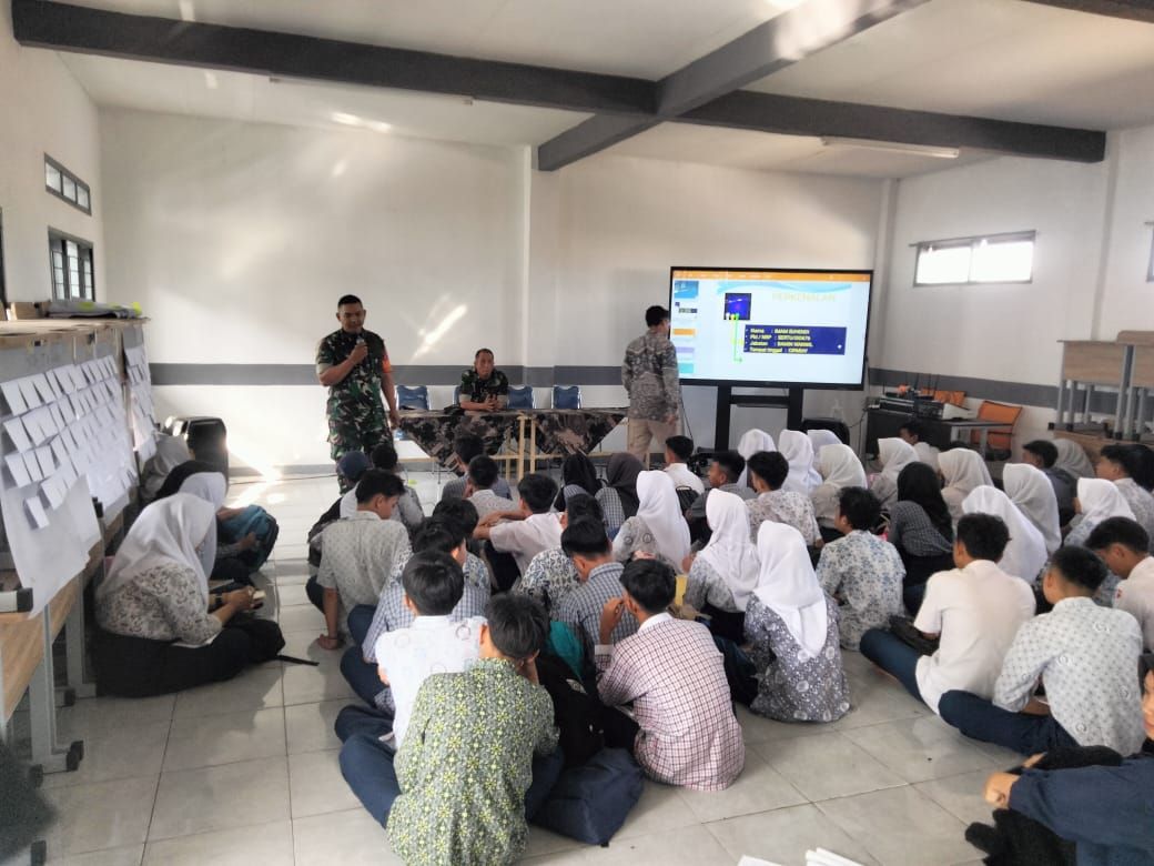 Babinsa Koramil 2401/Rancaekek Berikan Materi Wawasan Kebangsaan Bentuk Generasi Muda Yang Berkarakter