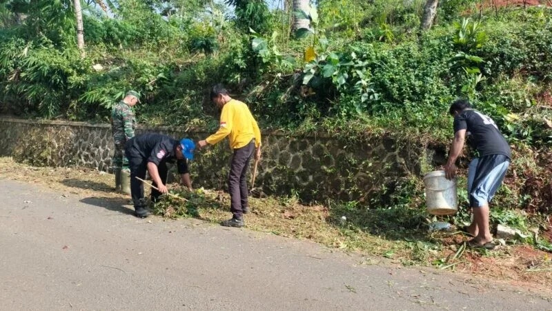 Babinsa Koramil 2213/Jampangkulon Laksanakan Bakti Bersama Warga di Kecamatan Kalibunder