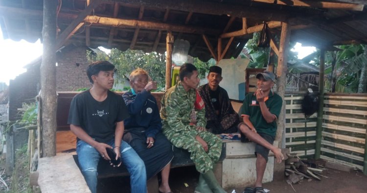 Babinsa Pacet Jalin Kedekatan, Komsos Pererat Hubungan dengan Warga