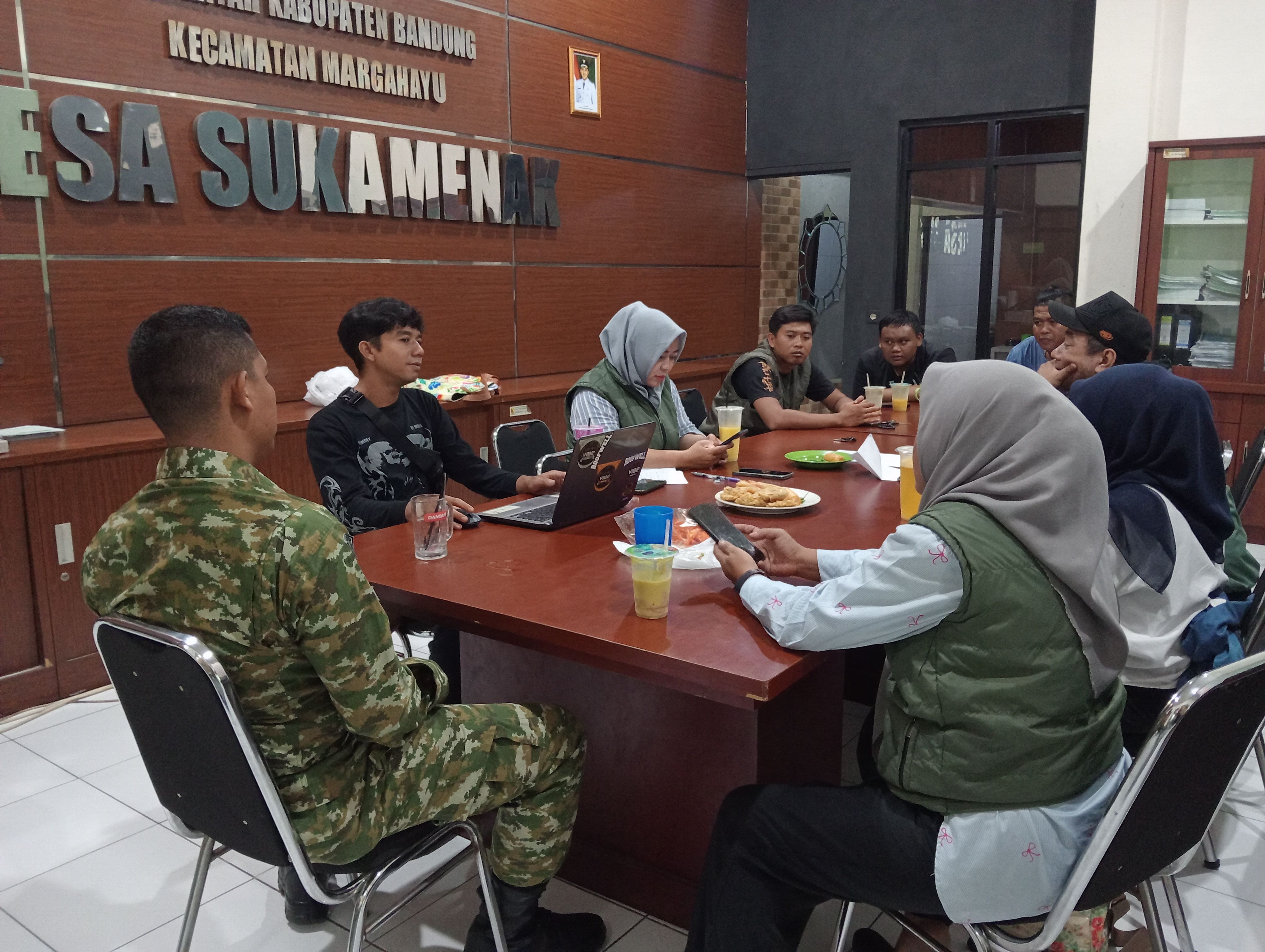 Babinsa Desa Sukamenak Laksanakan Komsos Bersama Puskessos Desa Sukamenak