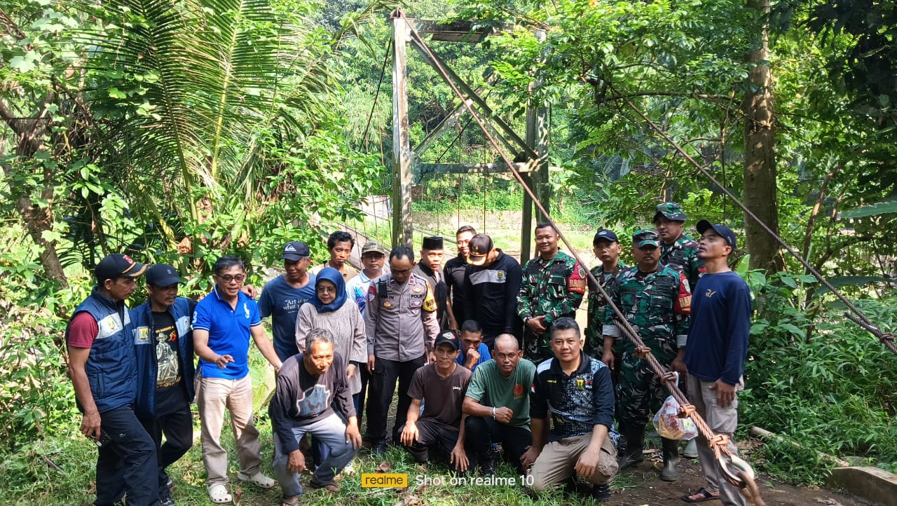 Babinsa Cibadak dan Warga Bergerak, Jembatan Cipanas yang Membahayakan Segera Diganti