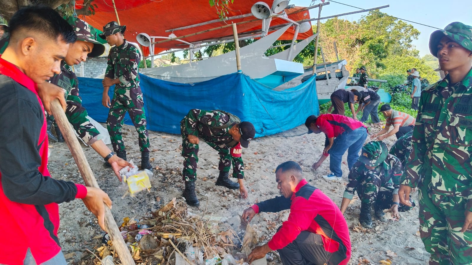 Peduli Lingkungan, Babinsa Bersama Warga Bersihkan Sampah di Pesisir Pantai Nangamiro