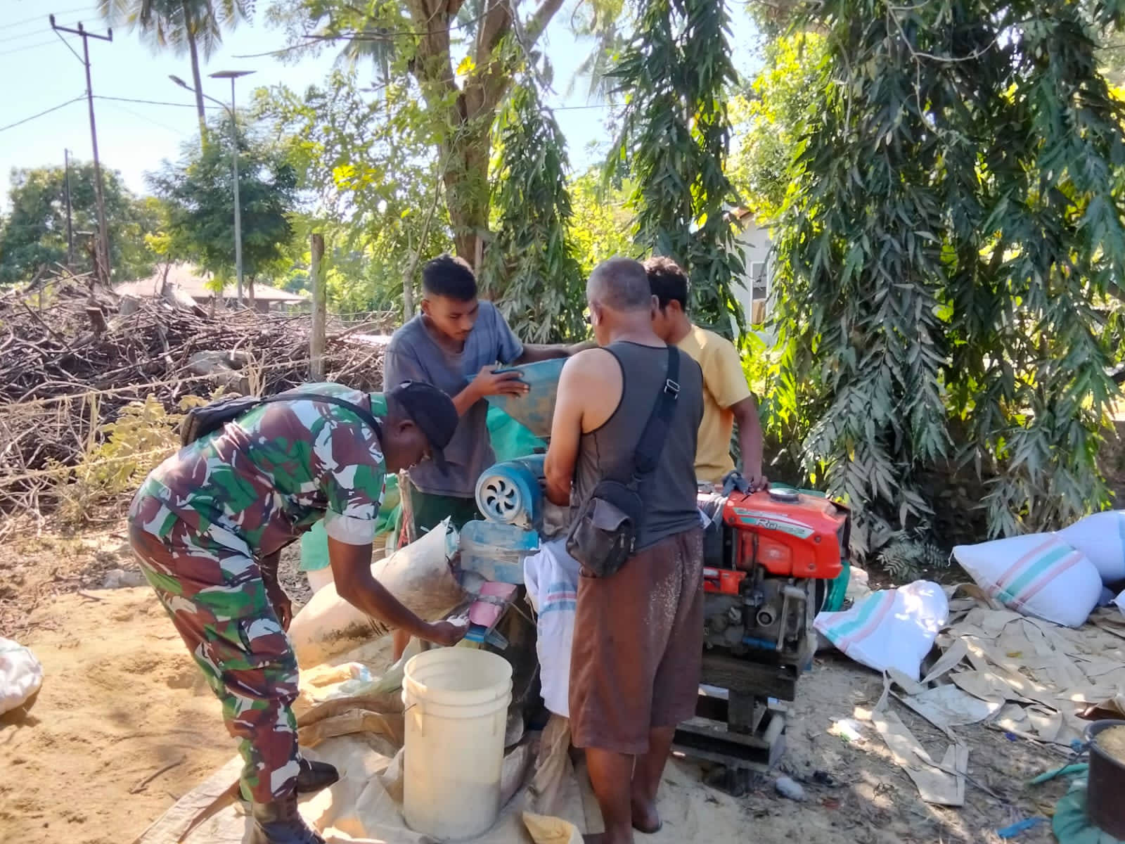 Dari Sawah hingga Penggilingan, Babinsa Hadir Bantu Petani di Pahunga Lodu
