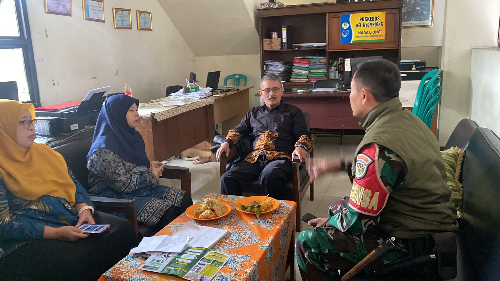 Babinsa Nyomplong,Koramil 0607-07/Warudoyong Komsos dengan Aparatur Pemerintah Perkuat Sinergi