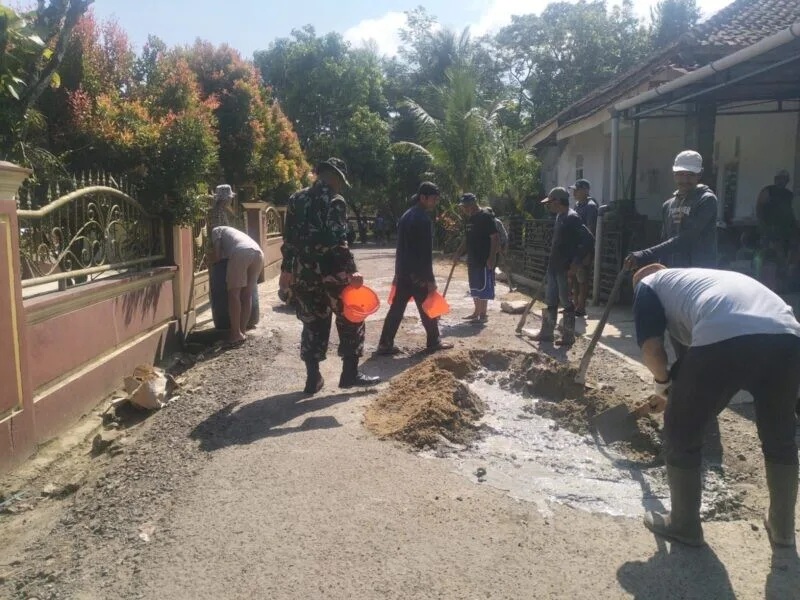 Babinsa Koramil 2215/Ciemas Laksanakan Bakti Pemeliharaan Jalan Bersama Warga Di Desa Tamanjaya