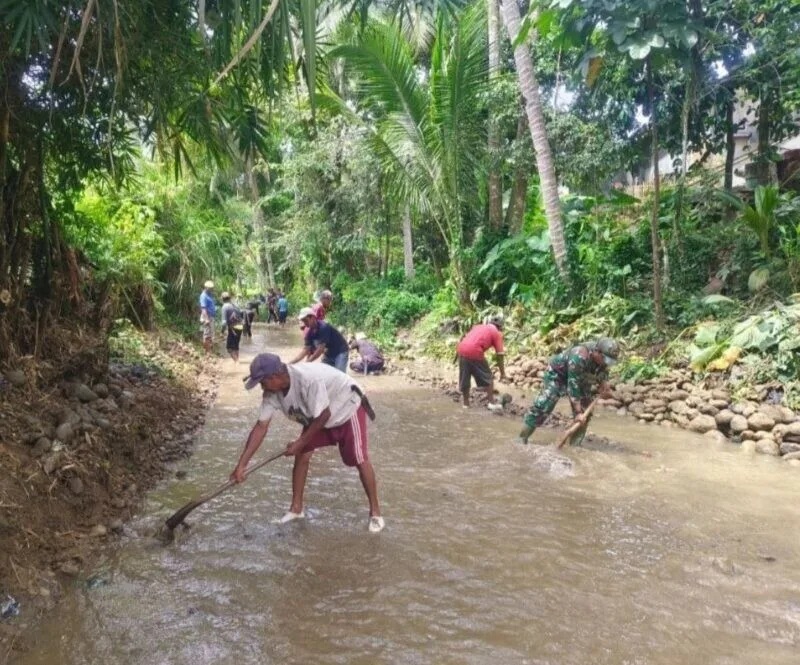 Babinsa Koramil 2211/Sagaranten Bersama Warga Laksanakan Karya Bakti Pembersihan Sungai Di Desa Cipamingkis