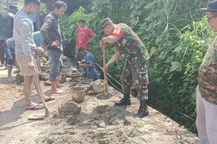 Babinsa Koramil 2206/Parakansalak Laksanakan Karya Bakti Perbaikan Jalan Di Desa Sukakersa