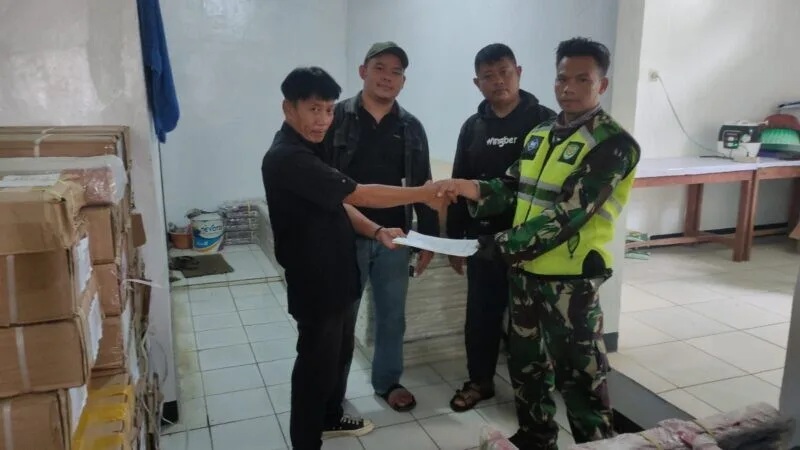Babinsa Langkapjaya Dampingi Penerimaan Kelengkapan Kdkmp Di Makoramil 2209/Lengkong
