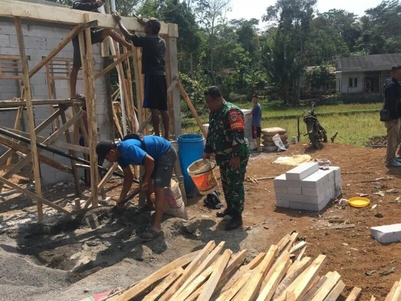 Babinsa Koramil 2207/Jampangtengah Bersama Warga Laksanakan Karya Bakti Perehapan Madrasah Di Desa Nangerang