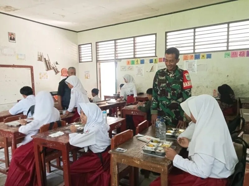 Babinsa Koramil 2215/Ciemas Monitoring Program Makan Bergizi Gratis Di Sdn Cibenda