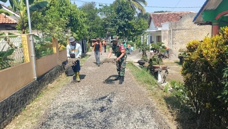 Babinsa Koramil 2213/Jampangkulon Laksanakan Bakti Bersama Warga Di Wilayah Binaan