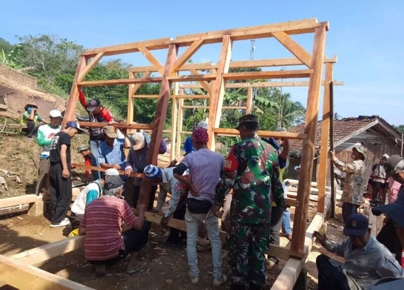 Babinsa Koramil 2209/Lengkong Bersama Warga Laksanakan Karya Bakti Pembangunan Rutilahu