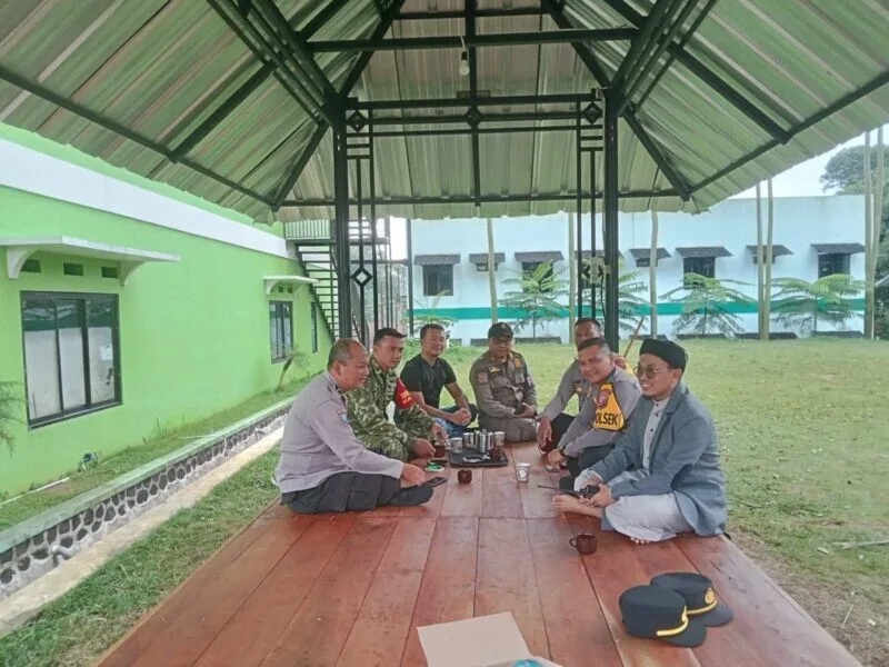 Babinsa Koramil 2208/Nyalindung Laksanakan Komsos Bersama Kapolsek Dan Tokoh Agama