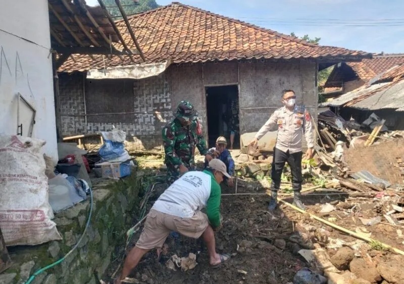 Babinsa Koramil 2202/Palabuhanratu Bantu Warga Laksanakan Kerja Bakti Pembersihan Lingkungan