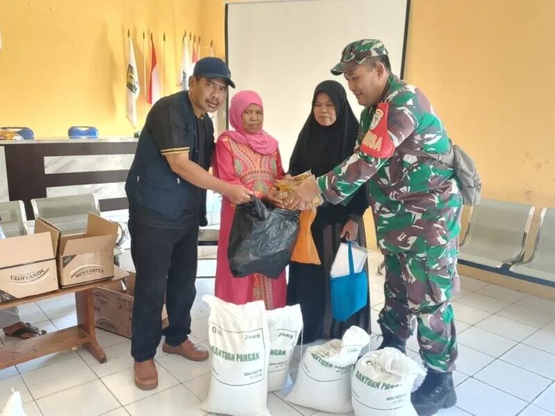 Babinsa Koramil 2213/Jampangkulon Dampingi Penyaluran Bantuan Beras Bulog Di Desa Sukamaju