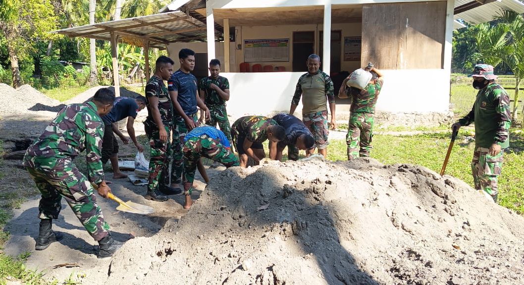Tembus Medan Sulit, Personel Kodim 1603/Sikka Gotong Royong Angkut Material Demi Jembatan Perintis Garuda