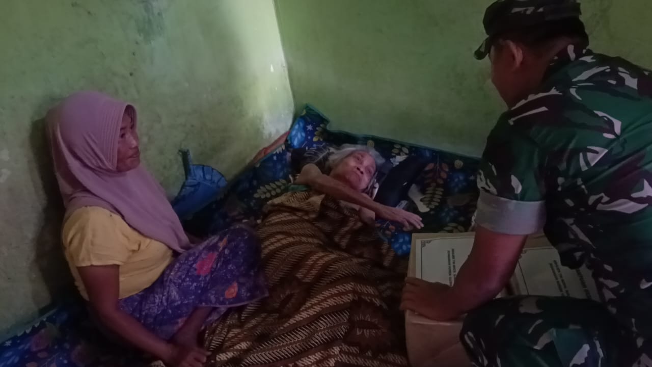 Kasrem 162/WB Serahkan Bantuan Sembako kepada Warga Penyandang Disabilitas dan Penderita Stroke di Terara