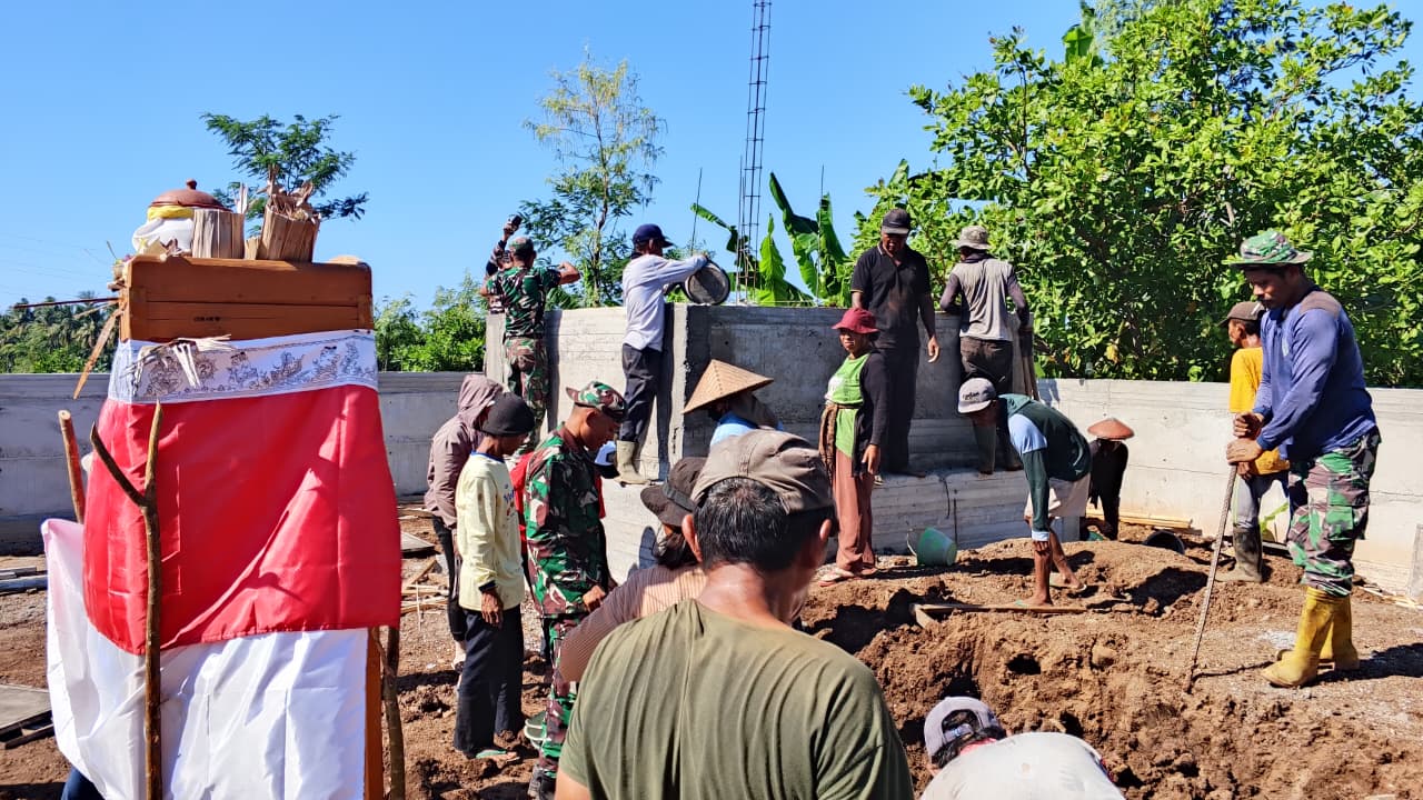 Karya Bhakti Koramil 1615-03/Sambelia Perkuat Sinergi dengan Masyarakat Melalui Rehabilitasi Pura