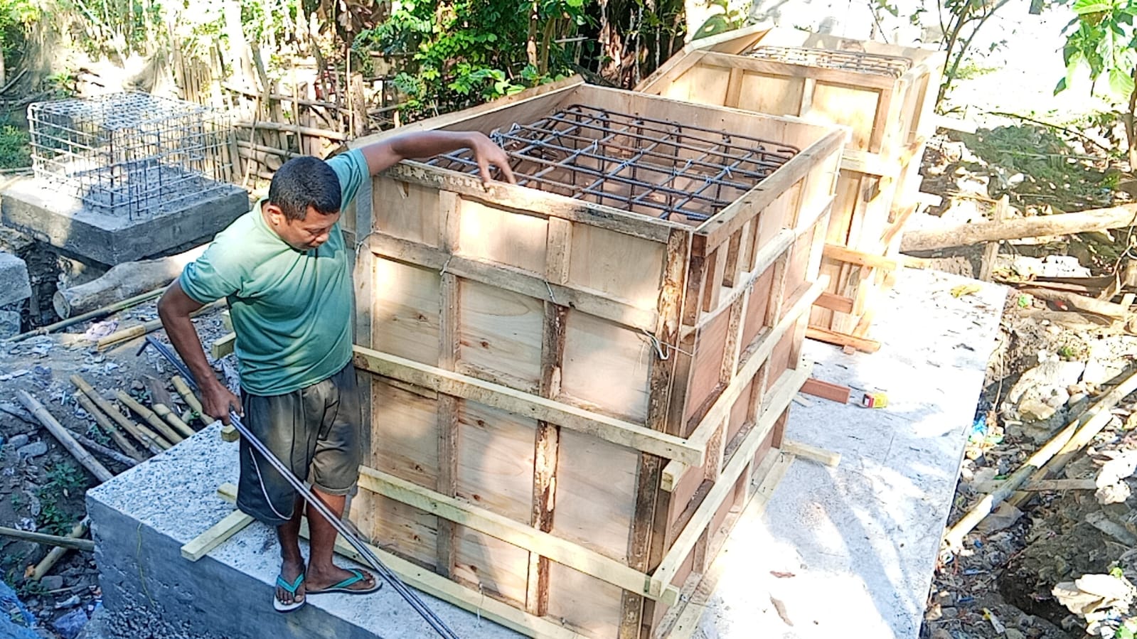 Dari Pemasangan Bekisting hingga Pemotongan Besi, Babinsa Nowa Tunjukkan Dedikasi untuk Desa