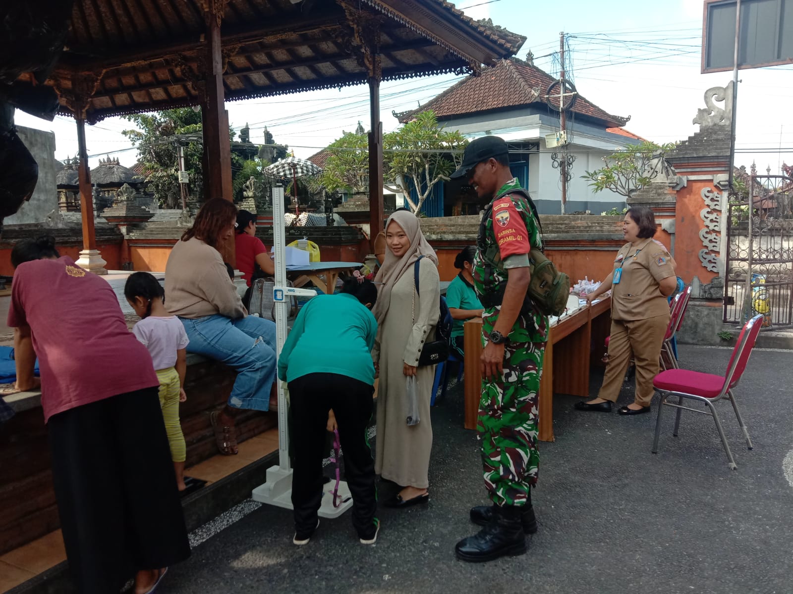 Dampingi Posyandu, Serka Nyoman Suartana Motivasi  Orang Tua Pentingnya jaga Kesehatan Sejak usia Dini