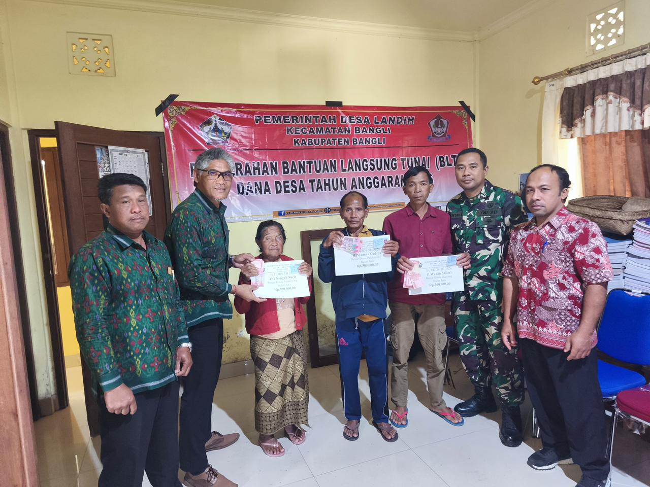 Babinsa Desa Landih Monitoring Penyaluran BLT Dana Desa untuk Jamin Kelancaran dan Ketertiban Kegiatan