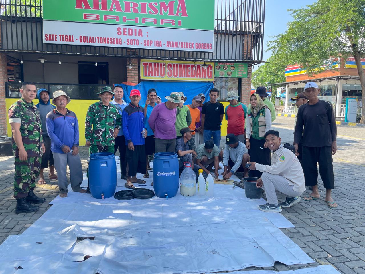 Manfaatkan Limbah Nasi, Danramil 1712/Jatiwangi dan Petani Majalengka Produksi POC Ramah Lingkungan