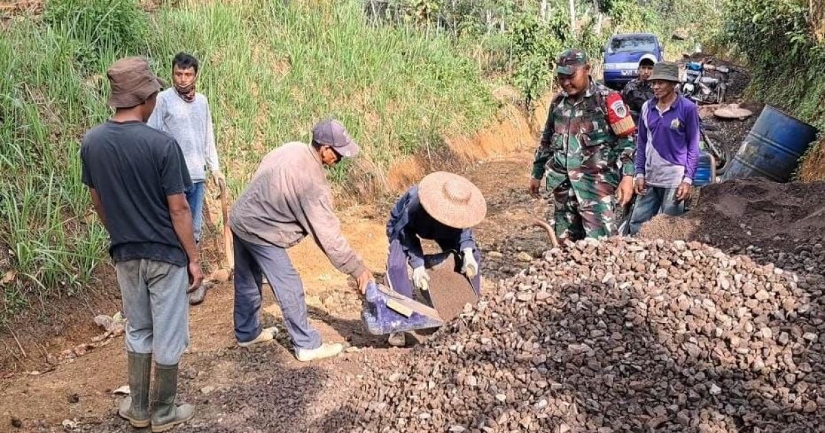 TNI Manunggal Bersama Rakyat, Babinsa dan Warga Laksanakan Karya Bakti Pengerasan Jalan Desa