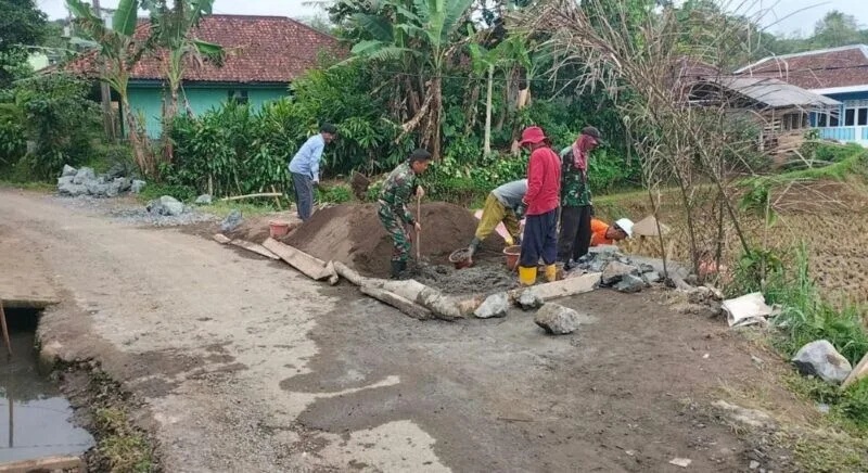 Babinsa Koramil 2211/Sagaranten Bersama Warga Laksanakan Karya Bakti Pembuatan Tanggul Jalan Di Desa Tenjolaut