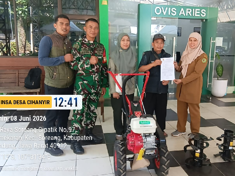Babinsa Cihanyir Dampingi Penyerahan Bantuan Alsintan kepada Kelompok Tani Mekar Tani