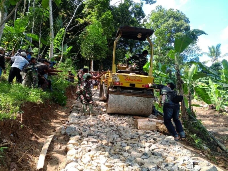 Babinsa Koramil 2202/Palabuhanratu Laksanakan Karya Bakti Perbaikan Jalan Di Kampung Gobang