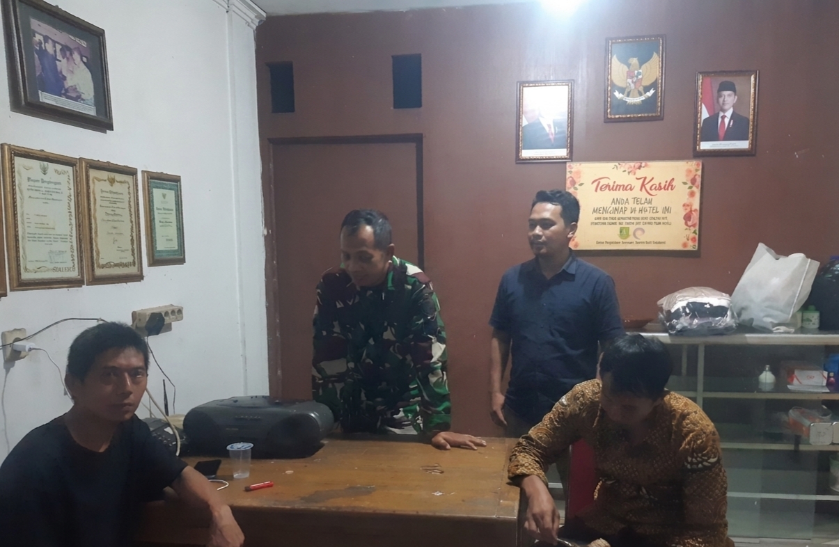 Babinsa Benteng Gencarkan Imbauan Kewaspadaan Kebakaran di Musim Kemarau Lewat Patroli Malam
