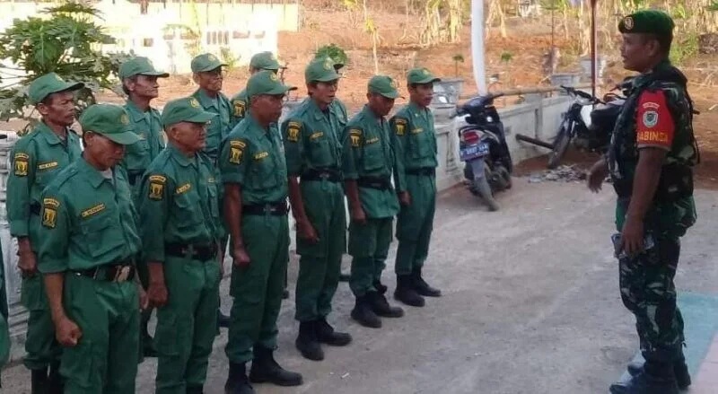 Babinsa Koramil 2207/Jampangtengah Berikan Pelatihan Linmas di Desa Bantarpanjang