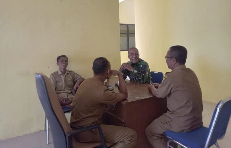 Babinsa Koramil 2215/Ciemas Laksanakan Komsos Bersama Aparatur Pemerintahan Kecamatan Ciemas
