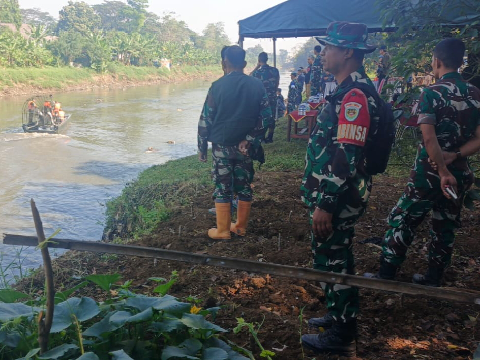 Babinsa Desa Bojongsari Pantau Uji Coba Swamp Boat TNI AD di Sungai Citarum