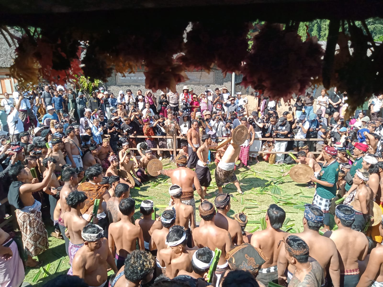 Babinsa Koramil 1623-05/Manggis Kawal Tradisi Sakral Perang Pandan di Tenganan Pegringsingan