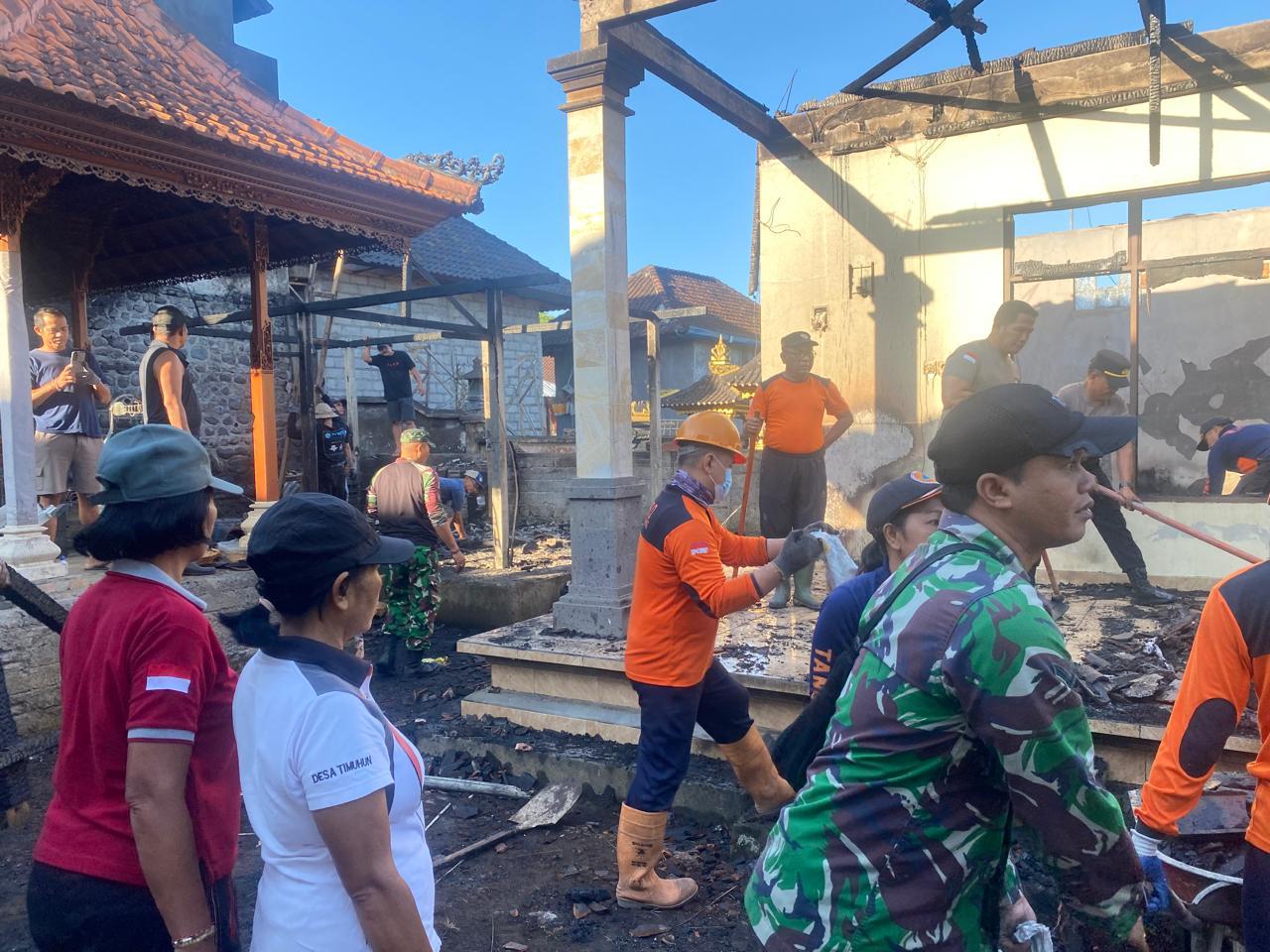 Tanggap Bencana Koramil Banjarangkan Turun Langsung Bantu Keluarga Luh Suardani Bersihkan Puing Bekas Kebakaran
