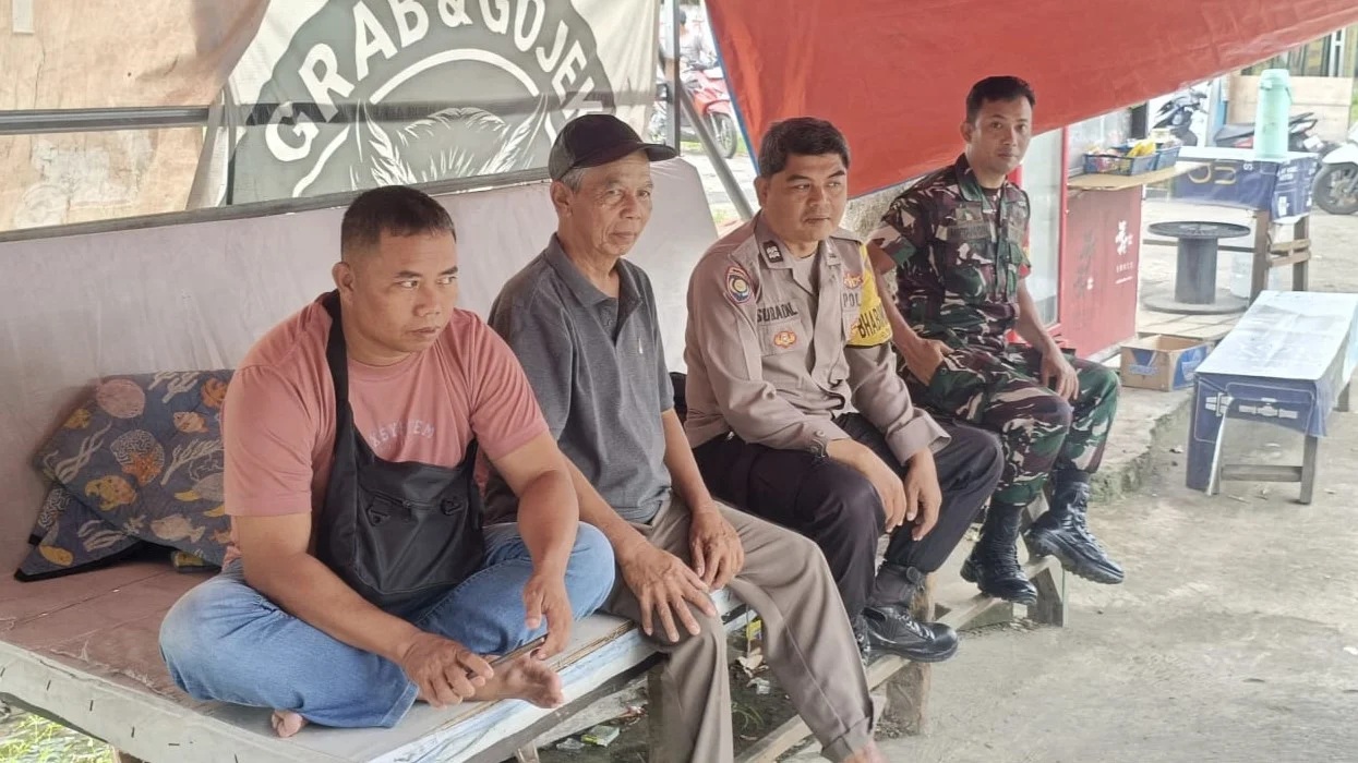 Babinsa Sindang Barang Koramil 06-04/Bogor Barat Komsos bersama Ketua RW