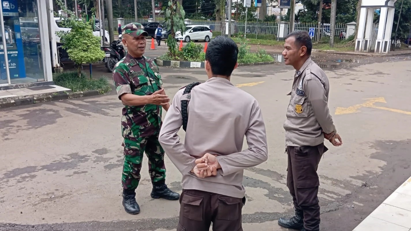 Babinsa Menteng Koramil 06-04/Bogor Barat Kodim 0606/Kota Bogor Gelar Pembinaan Security