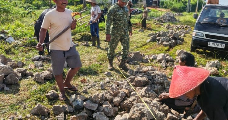 Babinsa Koramil 2507/Langkaplancar Laksanakan Karya Bakti dan Monitoring Pembangunan Akses Jalan KDKMP di Desa Jayasari