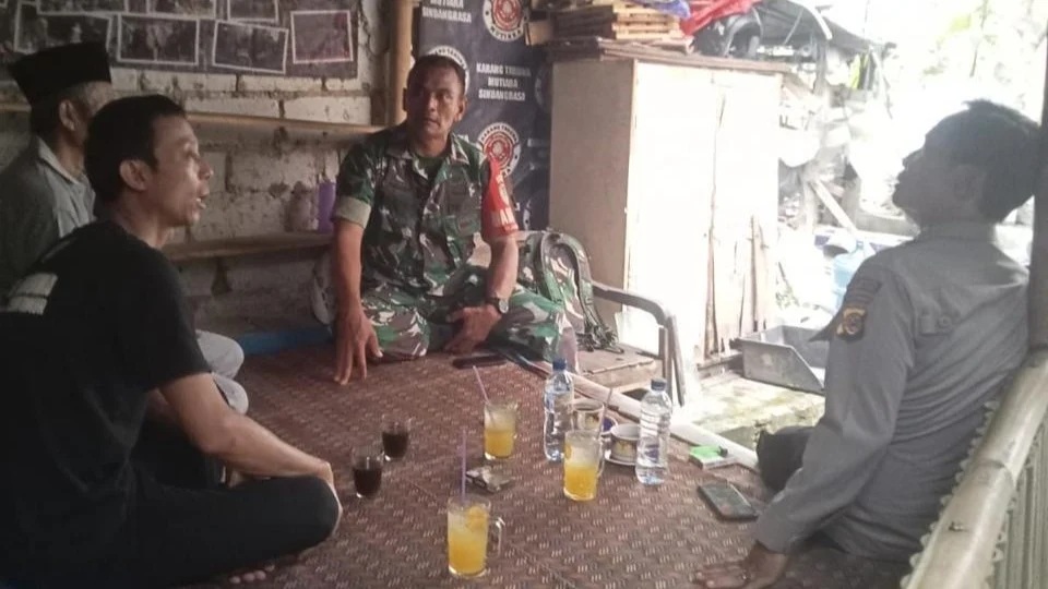 Babinsa Koramil 06-03/Bogor Timur Gelar Komsos Bersama Ketua Rw Dan Warga Sindangrasa