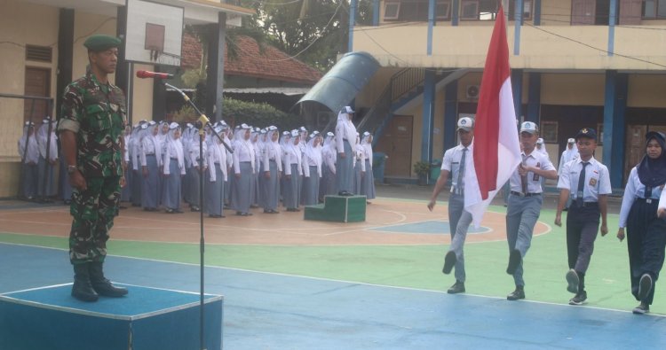 Babinsa Koramil 2504/Pangandaran Tanamkan Disiplin dan Kekompakan Melalui Latihan PBB di SMK 1 Pangandaran