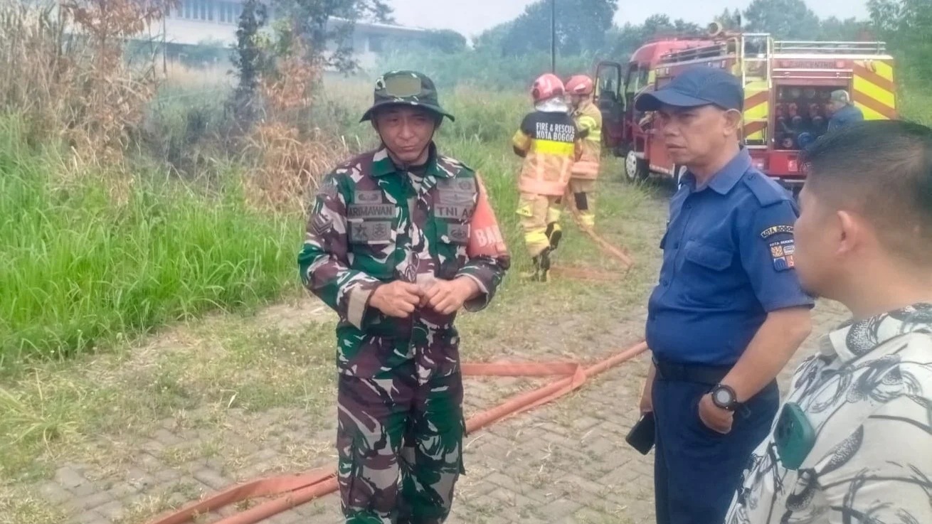 Babinsa Koramil 06-03/Bogor Timur Kodim 0606/Kota Bogor Tangani Kebakaran Alang-Alang dan Gelar Komsos di Sindangrasa